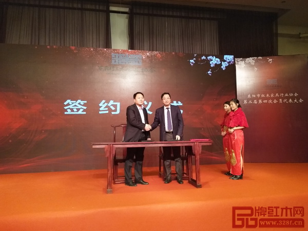 東陽市紅木家具行業(yè)協(xié)會(huì)與浙江長(zhǎng)虹律師事務(wù)所達(dá)成戰(zhàn)略合作 東陽市紅木家具行業(yè)協(xié)會(huì)與浙江長(zhǎng)虹律師事務(wù)所達(dá)成戰(zhàn)略合作