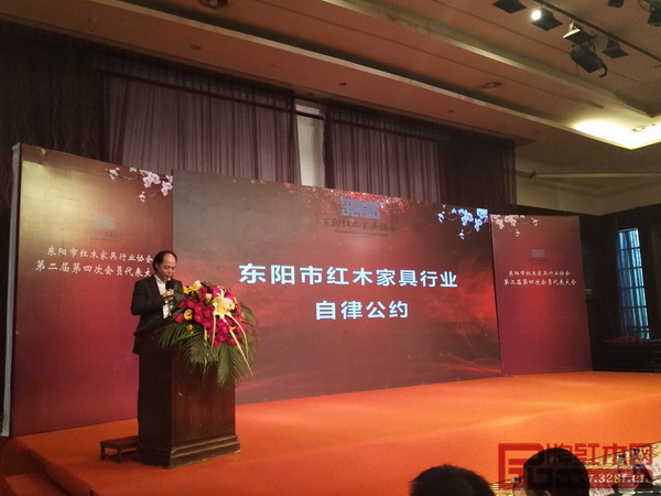 東陽市紅木家具行業(yè)協(xié)會(huì)常務(wù)副會(huì)長(zhǎng)、中國傳統(tǒng)工藝大師、大清翰林董事長(zhǎng)吳騰飛在大會(huì)現(xiàn)場(chǎng)宣讀《東陽市紅木家具行業(yè)自律公約》 東陽市紅木家具行業(yè)協(xié)會(huì)常務(wù)副會(huì)長(zhǎng)、中國傳統(tǒng)工藝大師、大清翰林董事長(zhǎng)吳騰飛在大會(huì)現(xiàn)場(chǎng)宣讀《東陽市紅木家具行業(yè)自律公約》