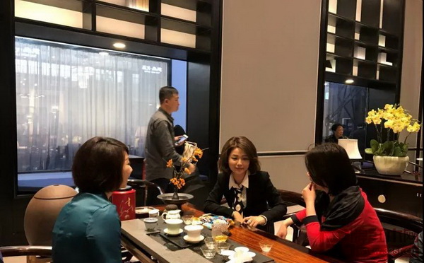 戴為紅木董事總經(jīng)理翁肖尤(中)在東莞名家具展戴為尤品“Upin”展廳與客戶交流 戴為紅木董事總經(jīng)理翁肖尤(中)在東莞名家具展戴為尤品“Upin”展廳與客戶交流