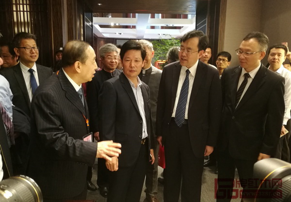 國家人社部原黨組副書記、常務(wù)副部長楊志明(左二)、中山市市委書記陳旭東(右二)、中山市政協(xié)主席丘樹宏(左三)、中山市副市長雷岳龍(左一)、大涌鎮(zhèn)黨委書記郭叢樞(右一)等蒞臨東成·文宋展館,并與東成紅木董事長張錫復(fù)(左四)親切交流,稱贊東成·文宋引領(lǐng)當(dāng)代生活方式 國家人社部原黨組副書記、常務(wù)副部長楊志明(左二)、中山市市委書記陳旭東(右二)、中山市政協(xié)主席丘樹宏(左三)、中山市副市長雷岳龍(左一)、大涌鎮(zhèn)黨委書記郭叢樞(右一)等蒞臨東成·文宋展館,并與東成紅木董事長張錫復(fù)(左四)親切交流,稱贊東成·文宋引領(lǐng)當(dāng)代生活方式