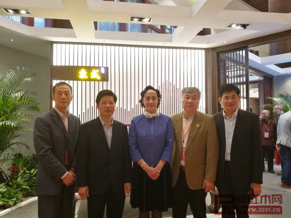 中國家具協(xié)會秘書長張冰冰(左三)、中國家具協(xié)會傳統(tǒng)家具專業(yè)委員會秘書長姜恒夫(左一)、廣東省家具協(xié)會副會長李禮(右二)等領(lǐng)導(dǎo)蒞臨東成·文宋展館指導(dǎo) 中國家具協(xié)會秘書長張冰冰(左三)、中國家具協(xié)會傳統(tǒng)家具專業(yè)委員會秘書長姜恒夫(左一)、廣東省家具協(xié)會副會長李禮(右二)等領(lǐng)導(dǎo)蒞臨東成·文宋展館指導(dǎo)
