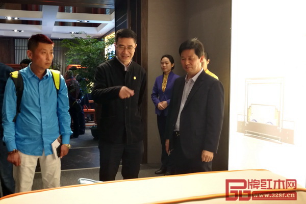 廣東省家具協(xié)會會長王克(左二)蒞臨東成·文宋展館參觀指導(dǎo) 廣東省家具協(xié)會會長王克(左二)蒞臨東成·文宋展館參觀指導(dǎo)