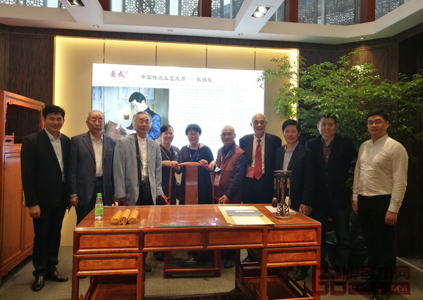 中國明式家具研究所原所長、著名明式家具學(xué)者濮安國(左三),中國高等教育家具設(shè)計專業(yè)創(chuàng)始人胡景初(右五),《紅木家具通用技術(shù)條件》標(biāo)準(zhǔn)主要起草人、紅木家具技術(shù)專家曹新民(左二)、上海市家具研究所副所長許美琪(右四)、華南農(nóng)業(yè)大學(xué)研究生導(dǎo)師郭瓊(左五)、明清家具研究學(xué)者張輝(右二)等專家蒞臨東成·文宋展館指導(dǎo) 中國明式家具研究所原所長、著名明式家具學(xué)者濮安國(左三),中國高等教育家具設(shè)計專業(yè)創(chuàng)始人胡景初(右五),《紅木家具通用技術(shù)條件》標(biāo)準(zhǔn)主要起草人、紅木家具技術(shù)專家曹新民(左二)、上海市家具研究所副所長許美琪(右四)、華南農(nóng)業(yè)大學(xué)研究生導(dǎo)師郭瓊(左五)、明清家具研究學(xué)者張輝(右二)等專家蒞臨東成·文宋展館指導(dǎo)