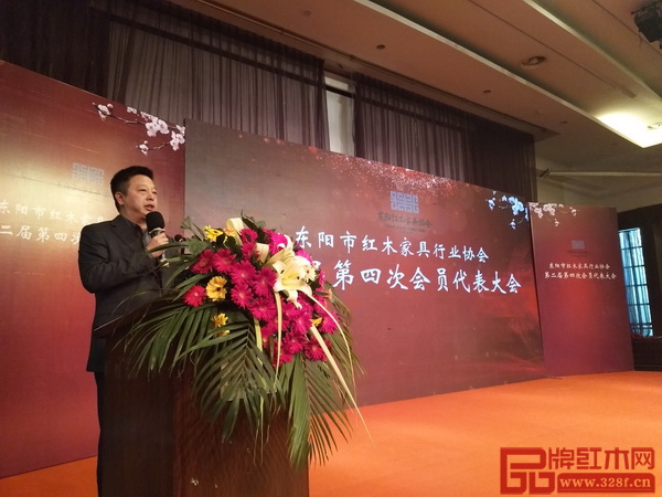 此次會(huì)議由東陽(yáng)市紅木家具行業(yè)協(xié)會(huì)常務(wù)副會(huì)長(zhǎng)、中國(guó)傳統(tǒng)工藝大師、明堂紅木創(chuàng)始人張向榮主持 此次會(huì)議由東陽(yáng)市紅木家具行業(yè)協(xié)會(huì)常務(wù)副會(huì)長(zhǎng)、中國(guó)傳統(tǒng)工藝大師、明堂紅木創(chuàng)始人張向榮主持