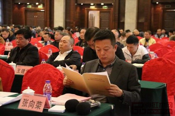 中國(guó)傳統(tǒng)工藝大師、東陽(yáng)市紅木家具行業(yè)協(xié)會(huì)常務(wù)副會(huì)長(zhǎng)、明堂紅木創(chuàng)始人張向榮受邀出席大會(huì) 中國(guó)傳統(tǒng)工藝大師、東陽(yáng)市紅木家具行業(yè)協(xié)會(huì)常務(wù)副會(huì)長(zhǎng)、明堂紅木創(chuàng)始人張向榮受邀出席大會(huì)