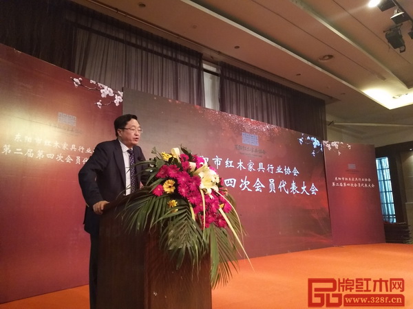 東家協(xié)會長李黎明在大會上做2017年度總結(jié)報告