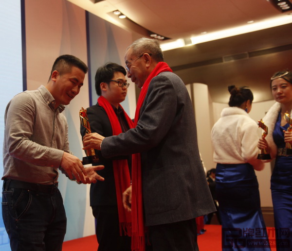  《紅木家具通用技術(shù)條件》國家標(biāo)準(zhǔn)主要起草人曹新民給雙洋紅木董事長王海洋頒發(fā)“2017 中國紅木家具杰出青年企業(yè)家”獎杯
