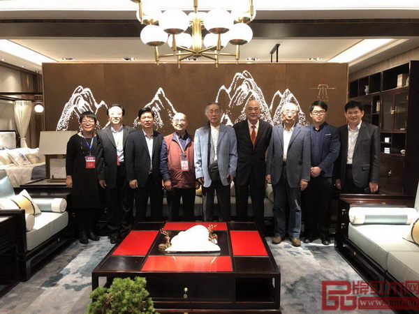 紅木家具行業(yè)專家學(xué)者在東成紅木當(dāng)代中式品牌“文宋”體驗(yàn)館合影留念 紅木家具行業(yè)專家學(xué)者在東成紅木當(dāng)代中式品牌“文宋”體驗(yàn)館合影留念