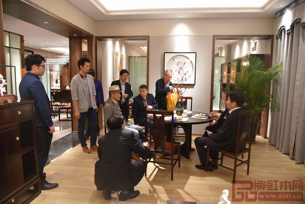 紅木家具行業(yè)專家學(xué)者在參觀東成紅木當(dāng)代中式品牌“文宋”體驗(yàn)館 紅木家具行業(yè)專家學(xué)者在參觀東成紅木當(dāng)代中式品牌“文宋”體驗(yàn)館