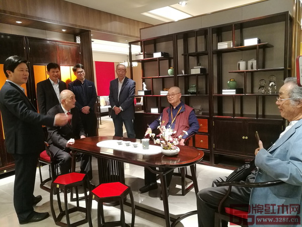 紅木家具行業(yè)專家學(xué)者在參觀東成紅木當(dāng)代中式品牌“文宋”體驗(yàn)館