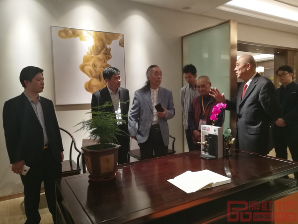 紅木家具行業(yè)專家學(xué)者在點(diǎn)評(píng)東成紅木當(dāng)代中式品牌“文宋”的家具 紅木家具行業(yè)專家學(xué)者在點(diǎn)評(píng)東成紅木當(dāng)代中式品牌“文宋”的家具