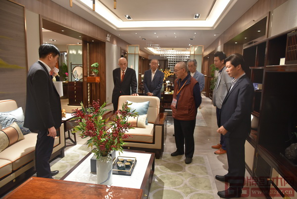 紅木家具行業(yè)專家學(xué)者在點(diǎn)評(píng)東成紅木當(dāng)代中式品牌“文宋”的家具 紅木家具行業(yè)專家學(xué)者在點(diǎn)評(píng)東成紅木當(dāng)代中式品牌“文宋”的家具