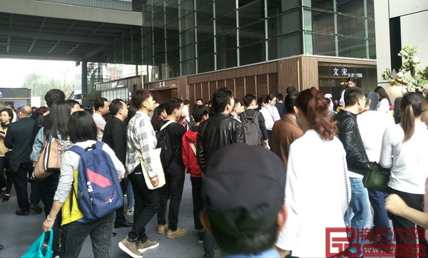 東莞名家具展3號館3K07東成·文宋展館門口擠滿了經(jīng)銷商和買家顧客