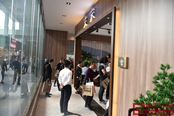 東莞名家具展3號館3K07東成·文宋展館門口擠滿了經(jīng)銷商和買家顧客