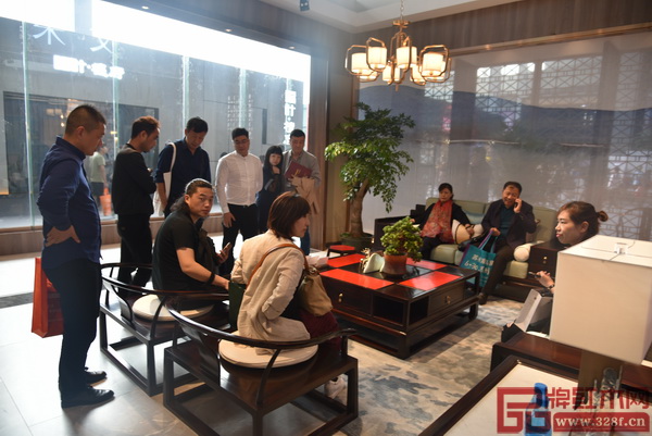 經(jīng)銷商和買家顧客體驗東成紅木的產(chǎn)品并交流感受 經(jīng)銷商和買家顧客體驗東成紅木的產(chǎn)品并交流感受