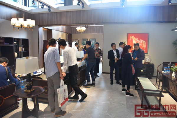 東成紅木工作人員為買家顧客介紹家具 東成紅木工作人員為買家顧客介紹家具