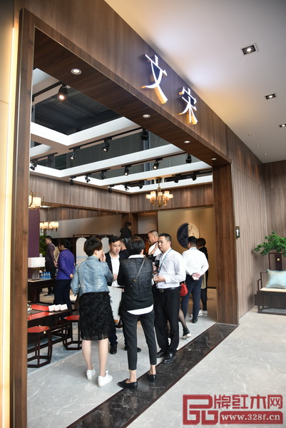 客商與東成紅木工作人員洽談合作 客商與東成紅木工作人員洽談合作