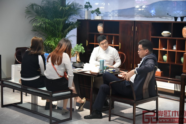 客商與東成紅木營銷副總經(jīng)理曾東陽（右二）洽談合作