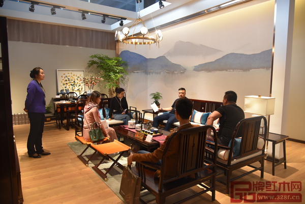 客商與東成紅木工作人員洽談合作