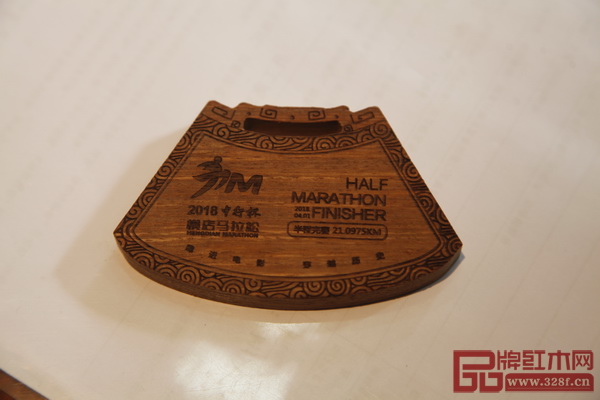 明堂紅木以戰(zhàn)國玉佩為靈感設(shè)計的橫馬完賽獎牌 明堂紅木以戰(zhàn)國玉佩為靈感設(shè)計的橫馬完賽獎牌
