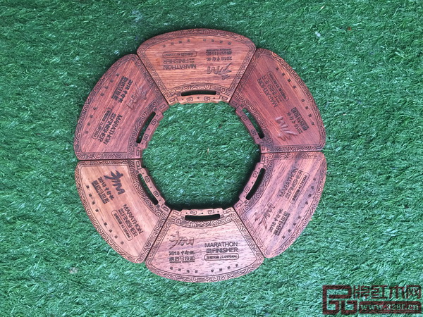 明堂紅木設(shè)計制作的橫馬完賽獎牌創(chuàng)意十足 明堂紅木設(shè)計制作的橫馬完賽獎牌創(chuàng)意十足