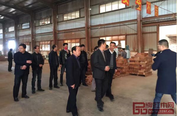 2017年3月9日,東陽(yáng)市副市長(zhǎng)蔣震雷考察新明紅木 2017年3月9日,東陽(yáng)市副市長(zhǎng)蔣震雷考察新明紅木