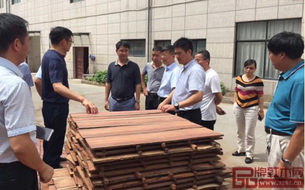 2017年,中央環(huán)保巡查組帶領(lǐng)金華環(huán)保局長(zhǎng)等30人視察新明紅木,贊嘆新明紅木環(huán)保工作走在行業(yè)前列 2017年,中央環(huán)保巡查組帶領(lǐng)金華環(huán)保局長(zhǎng)等30人視察新明紅木,贊嘆新明紅木環(huán)保工作走在行業(yè)前列