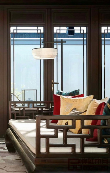  很多紅木家具品牌，尤其是做新中式風格產(chǎn)品的，展館都格外重視整體軟裝