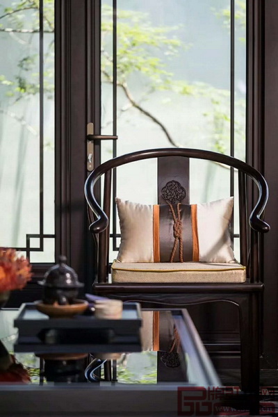  很多紅木家具品牌，尤其是做新中式風格產(chǎn)品的，展館都格外重視整體軟裝