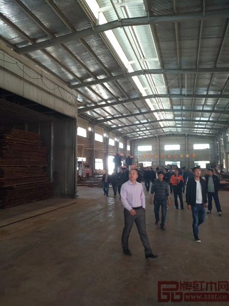 2018年3月28日,東陽(yáng)市近百家優(yōu)秀紅木企業(yè)代表到新明紅木參觀(guān)學(xué)習(xí) 2018年3月28日,東陽(yáng)市近百家優(yōu)秀紅木企業(yè)代表到新明紅木參觀(guān)學(xué)習(xí)