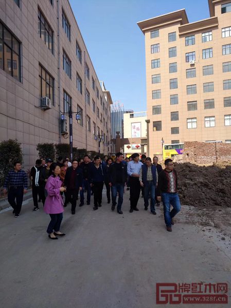 張新民帶領(lǐng)東陽(yáng)市優(yōu)秀企業(yè)代表參觀(guān)廠(chǎng)區(qū) 張新民帶領(lǐng)東陽(yáng)市優(yōu)秀企業(yè)代表參觀(guān)廠(chǎng)區(qū)