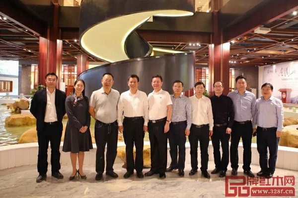  湖南省郴州市桂陽縣委書記彭生智一行蒞臨國(guó)壽紅木參觀考察
