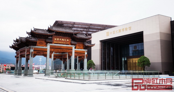 “世界木雕之都”的牌匾矗立在東陽(yáng)中國(guó)木雕城中