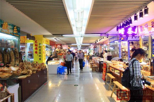 東陽(yáng)中國(guó)木雕城一期市場(chǎng)內(nèi)景