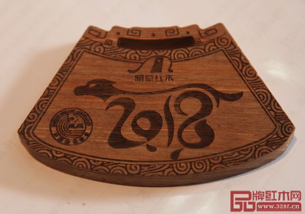 明堂紅木獨家設計的橫馬完賽獎牌 明堂紅木獨家設計的橫馬完賽獎牌