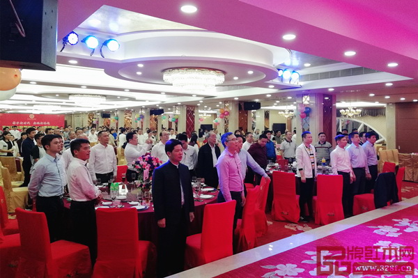 晚會(huì)開始前,全體與會(huì)人員齊唱國(guó)歌振奮人心 晚會(huì)開始前,全體與會(huì)人員齊唱國(guó)歌振奮人心