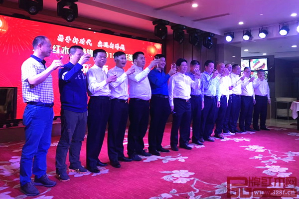 五華紅木家具協(xié)會(huì)協(xié)會(huì)代表們共同上臺(tái)祝酒,送出對(duì)2018的美好祝愿 五華紅木家具協(xié)會(huì)協(xié)會(huì)代表們共同上臺(tái)祝酒,送出對(duì)2018的美好祝愿