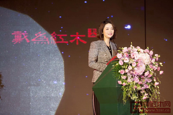 戴為紅木董事總經(jīng)理翁肖尤女士在2018 迎新年會上發(fā)言 戴為紅木董事總經(jīng)理翁肖尤女士在2018 迎新年會上發(fā)言