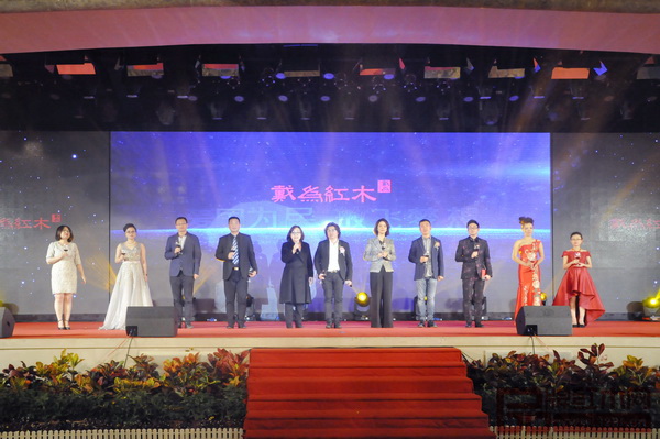 戴為紅木中高層領(lǐng)導(dǎo)與北京泓文博雅藝術(shù)館館長潘海英女士( 左五) 一起上臺祝酒 戴為紅木中高層領(lǐng)導(dǎo)與北京泓文博雅藝術(shù)館館長潘海英女士( 左五) 一起上臺祝酒