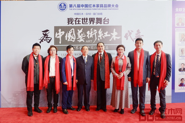 戴為紅木總裁戴愛國(左二)斬獲“創(chuàng)新貢獻(xiàn)獎”和“領(lǐng)軍企業(yè)家”兩大榮譽(yù),并與國家人力資源和社會保障部原副部長楊志明(左四)、中國收藏家協(xié)會副會長維佳(右三)等嘉賓一起為中國藝術(shù)紅木代言 戴為紅木總裁戴愛國(左二)斬獲“創(chuàng)新貢獻(xiàn)獎”和“領(lǐng)軍企業(yè)家”兩大榮譽(yù),并與國家人力資源和社會保障部原副部長楊志明(左四)、中國收藏家協(xié)會副會長維佳(右三)等嘉賓一起為中國藝術(shù)紅木代言
