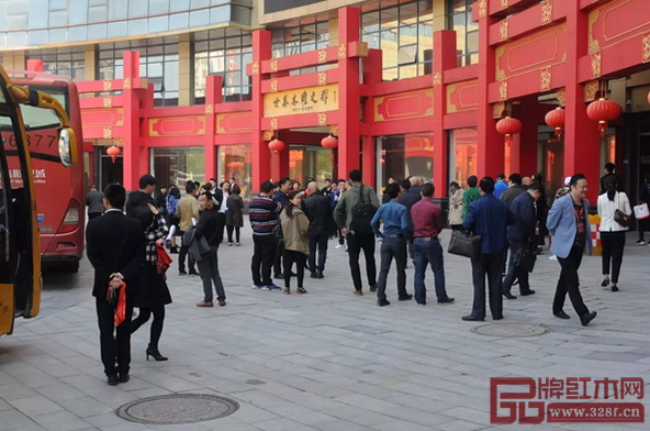 明堂紅木經(jīng)銷(xiāo)商家人們抵達(dá)活動(dòng)現(xiàn)場(chǎng) 明堂紅木經(jīng)銷(xiāo)商家人們抵達(dá)活動(dòng)現(xiàn)場(chǎng)