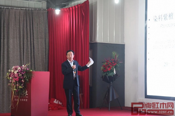 李凱夫教授向明堂紅木經(jīng)銷(xiāo)商們講述血檀的知識(shí) 李凱夫教授向明堂紅木經(jīng)銷(xiāo)商們講述血檀的知識(shí)