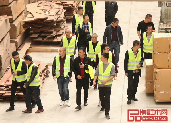 3月29日,東陽市畫水鎮(zhèn)領(lǐng)導(dǎo)帶領(lǐng)紅木家具企業(yè)家,參觀學(xué)習(xí)了豪族旺家節(jié)能環(huán)保設(shè)施設(shè)備 3月29日,東陽市畫水鎮(zhèn)領(lǐng)導(dǎo)帶領(lǐng)紅木家具企業(yè)家,參觀學(xué)習(xí)了豪族旺家節(jié)能環(huán)保設(shè)施設(shè)備