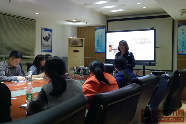  憶古軒團(tuán)隊(duì)針對(duì)“世珀”品牌進(jìn)行展前培訓(xùn)