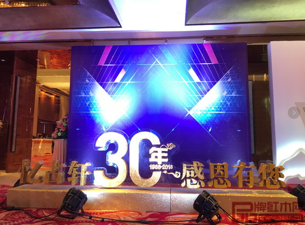  “世珀之夜”感恩答謝晚宴大會(huì)上，憶古軒團(tuán)隊(duì)共同祝酒 憶古軒家居2018商務(wù)年會(huì)暨世珀新品發(fā)布會(huì)在中山市利和希爾頓酒店舉行