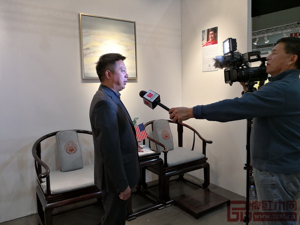 中國傳統(tǒng)工藝大師、明堂紅木創(chuàng)始人張向榮受邀參加第23屆美國洛杉磯藝術(shù)博覽會中國國家展,并接受美國國家電視臺采訪 中國傳統(tǒng)工藝大師、明堂紅木創(chuàng)始人張向榮受邀參加第23屆美國洛杉磯藝術(shù)博覽會中國國家展,并接受美國國家電視臺采訪