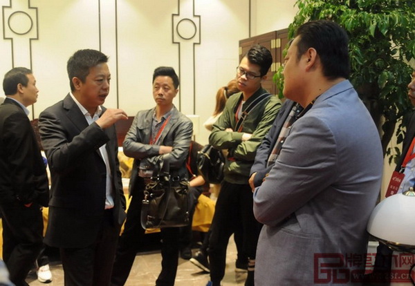 中國(guó)傳統(tǒng)工藝大師、明堂紅木創(chuàng)始人張向榮(左二)向經(jīng)銷(xiāo)商家人們分享明堂紅木品牌新理念 中國(guó)傳統(tǒng)工藝大師、明堂紅木創(chuàng)始人張向榮(左二)向經(jīng)銷(xiāo)商家人們分享明堂紅木品牌新理念