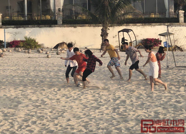 弘木傳媒的精英們?cè)谶M(jìn)行沙灘足球比賽 弘木傳媒的精英們?cè)谶M(jìn)行沙灘足球比賽