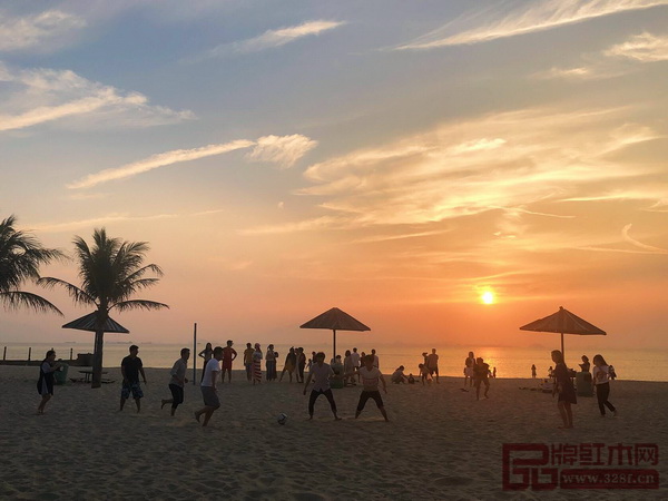 弘木傳媒的精英們?cè)谫沐紴车南﹃?yáng)下踢足球 弘木傳媒的精英們?cè)谫沐紴车南﹃?yáng)下踢足球