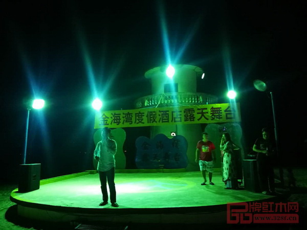 弘木傳媒的精英在露天舞臺(tái)一展歌喉 弘木傳媒的精英在露天舞臺(tái)一展歌喉